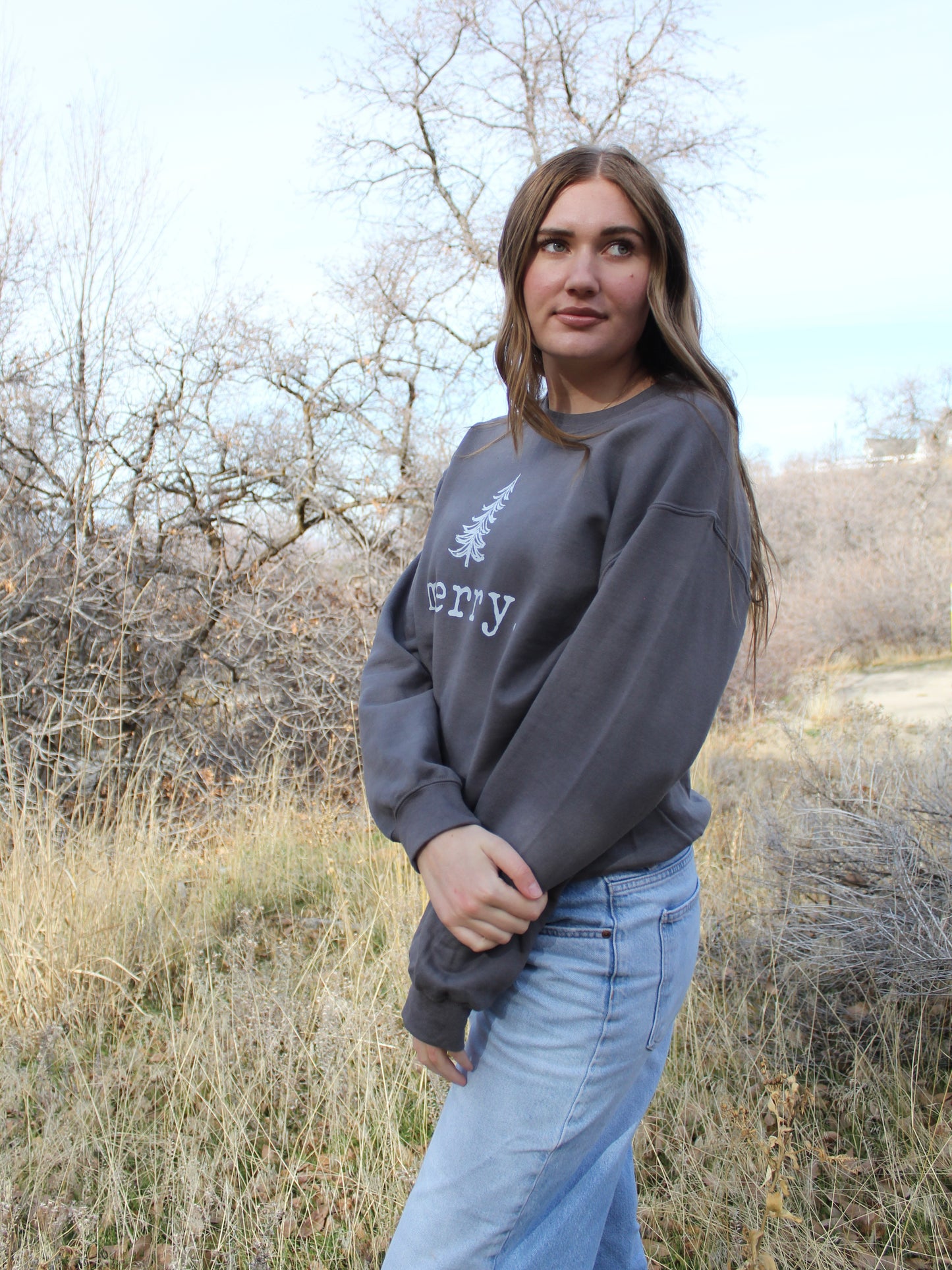 ‘merry.’ Graphic Sweatshirt in Charcoal